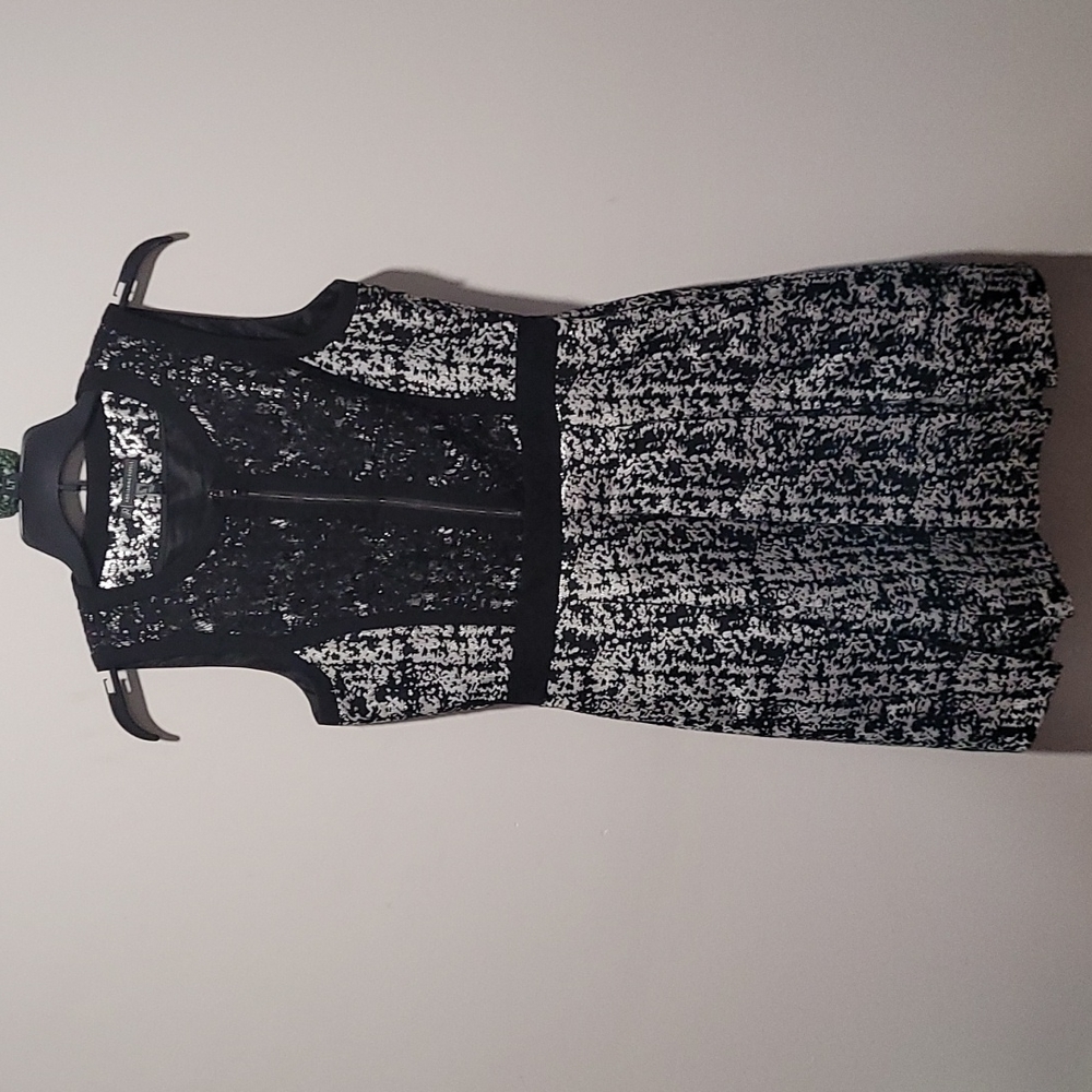 Adrianna Papell sz 12 black lace silver dress. Exposed front zipper.